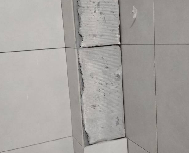 三水瓷砖空鼓维修公司分享下瓷砖施工前基层浇水润湿程度不足，可能导致以下问题