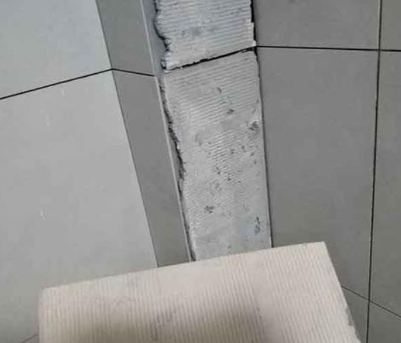 三水瓷砖空鼓维修公司分享下厨房瓷砖脱落的补救措施。
